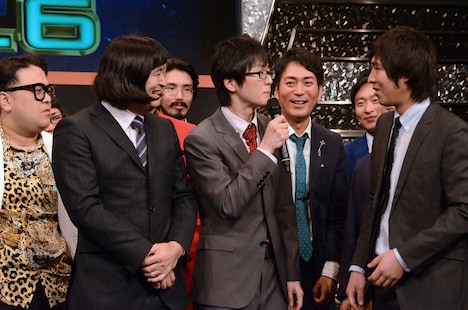 ハイキングウォーキングの間に入ってマイクフォローするスーパーマラドーナ田中。