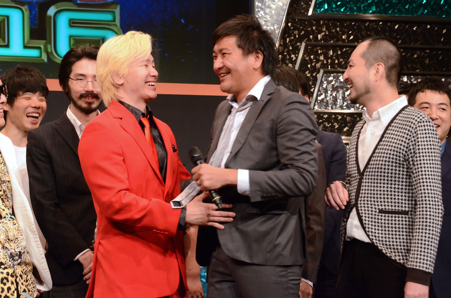 意気投合するメイプル超合金カズレーザーとスリムクラブ真栄田。