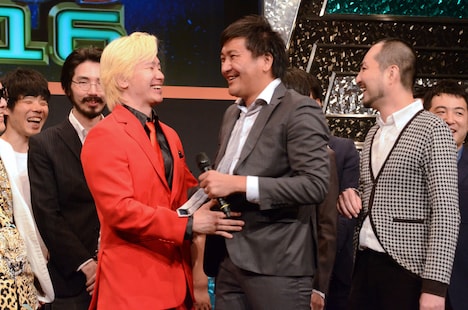 意気投合するメイプル超合金カズレーザーとスリムクラブ真栄田。