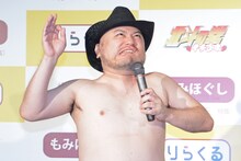 「ミニモニ。テレフォン！リンリンリン」を再現するハリウッドザコシショウ。