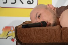 施術を受けるハリウッドザコシショウ。