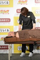 施術を受けるハリウッドザコシショウ。