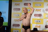 左腕を回しながら「誇張しすぎた野々村元議員」を披露するハリウッドザコシショウ。