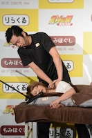 施術を受ける矢口真里。