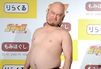 「“ひでぶ”の顔」を披露するハリウッドザコシショウ。