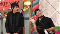 「AKBINGO!」の新MCに就任したウーマンラッシュアワー。(c)日本テレビ