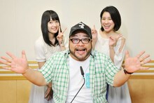 髭男爵・山田ルイ53世（中央）と野田真実（左）、長谷川怜華（右）。