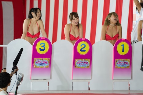 「本物は誰だ？素股でイッテすまったー！」のワンシーン。