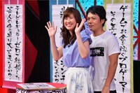 玉巻映美アナウンサーのうしろに立つシャンプーハットこいで。(c)MBS