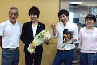 CM中に記念撮影をする（左から）大竹まこと、流れ星、オアシズ光浦。