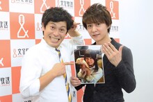 結婚を発表した流れ星・瀧上（右）と相方・ちゅうえい（左）。写真は小林礼奈。