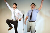 ネタを披露するマシンガンズ。