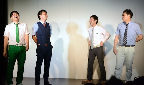 トーク中の（左から）エレファントジョン、マシンガンズ。