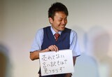 哀愁あふれる川柳を披露していくエレファントジョン加藤。