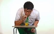 ストローを使いジュースを飲み干すエレファントジョン森枝。