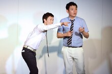 ギャグに挑戦するマシンガンズ。