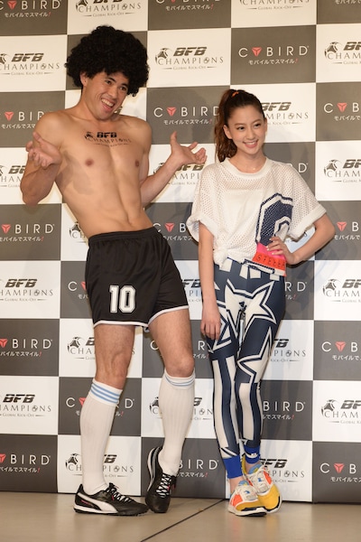 左から小島よしお、河北麻友子。