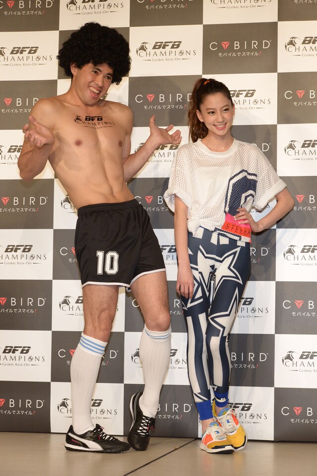 左から小島よしお、河北麻友子。