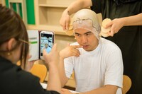 「日清焼そば 『超ハゲ漫才 篇』 WEBムービー」の撮影中の様子。