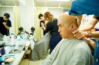 「日清焼そば 『超ハゲ漫才 篇』 WEBムービー」の撮影中の様子。