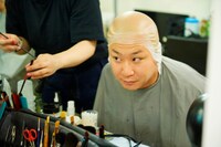 「日清焼そば 『超ハゲ漫才 篇』 WEBムービー」の撮影中の様子。