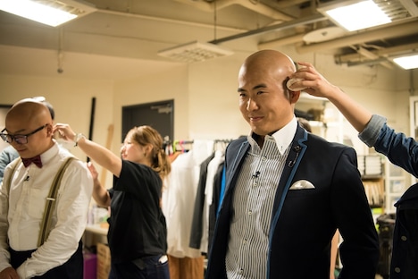 「日清焼そば 『超ハゲ漫才 篇』 WEBムービー」の撮影中の様子。