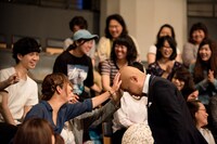 「日清焼そば 『超ハゲ漫才 篇』 WEBムービー」の撮影中の様子。