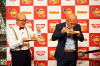 「日清焼そば 『超ハゲ漫才 篇』 WEBムービー」の撮影中の様子。