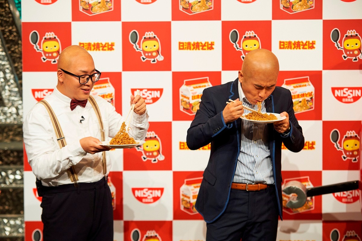 「日清焼そば 『超ハゲ漫才 篇』 WEBムービー」の撮影中の様子。