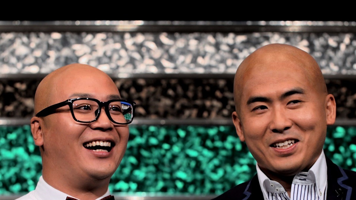 「日清焼そば 『超ハゲ漫才 篇』 WEBムービー」のワンシーン。