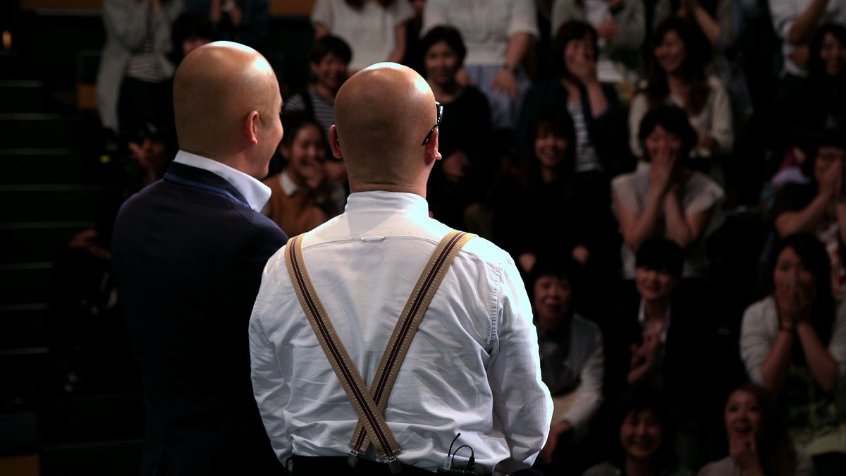 「日清焼そば 『超ハゲ漫才 篇』 WEBムービー」のワンシーン。