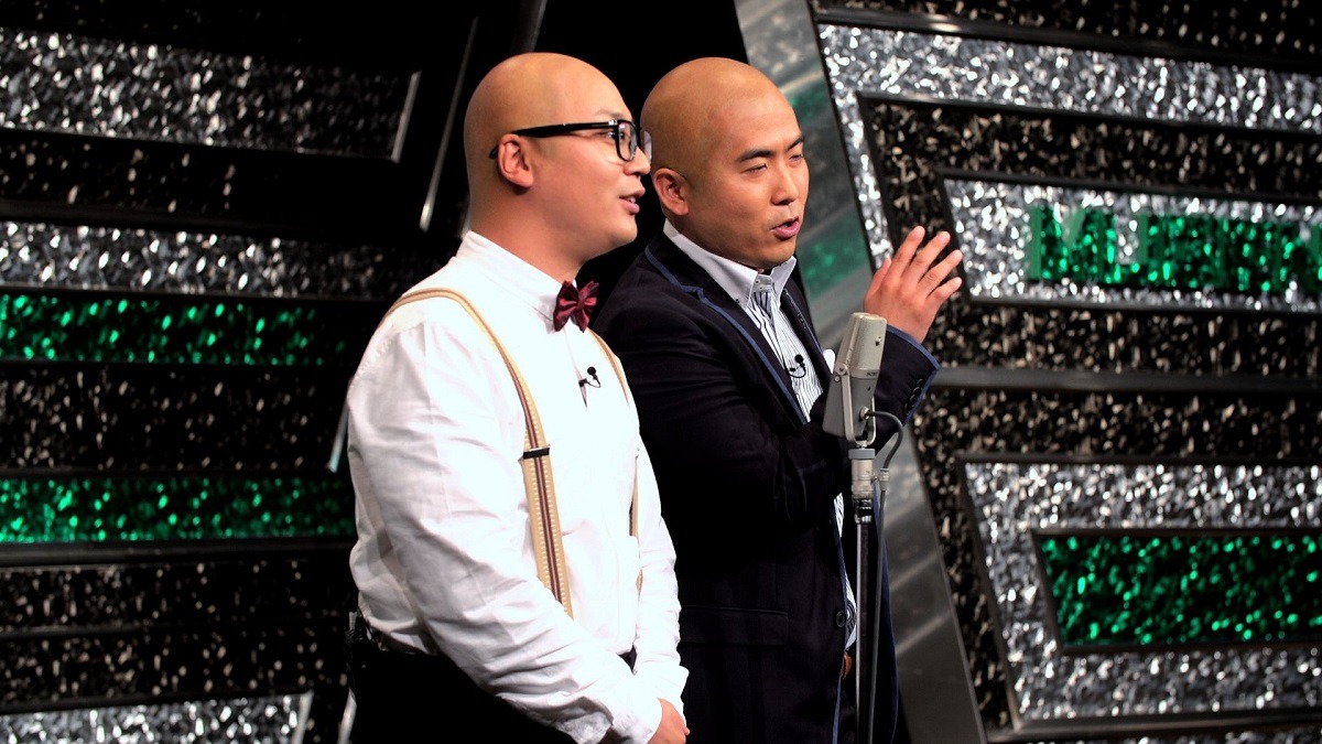 「日清焼そば 『超ハゲ漫才 篇』 WEBムービー」のワンシーン。