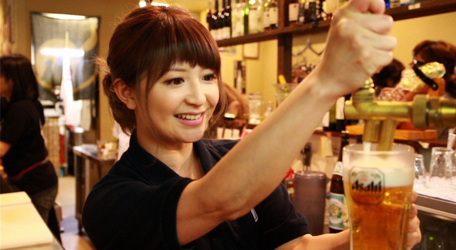 立ち飲み屋で働く矢口真里。(c)MBS