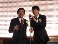 乾杯の音頭をとる博多華丸・大吉。