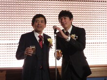 乾杯の音頭をとる博多華丸・大吉。