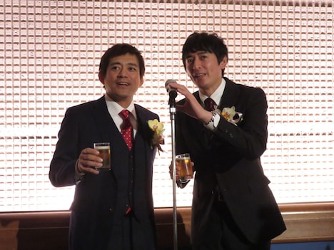 乾杯の音頭をとる博多華丸・大吉。