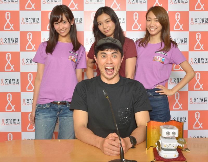 「小島よしお☆爆・笑太郎のギャグモーニング！」に出演する、小島よしお（中央）ら。(c)文化放送