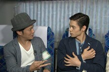 （左から）シャンプーハットこいでと窪田正孝。(c)関西テレビ