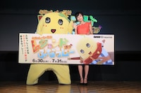 左からふなっしー、小島瑠璃子。