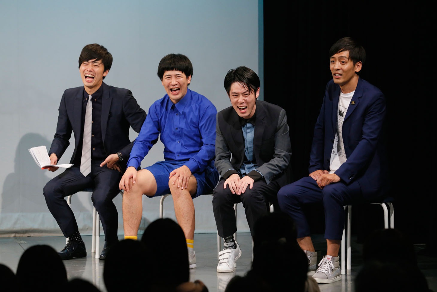 キクチウソツカナイ。の解説を聞く（左から）ラフレクラン、井下好井・好井、とろサーモン村田。