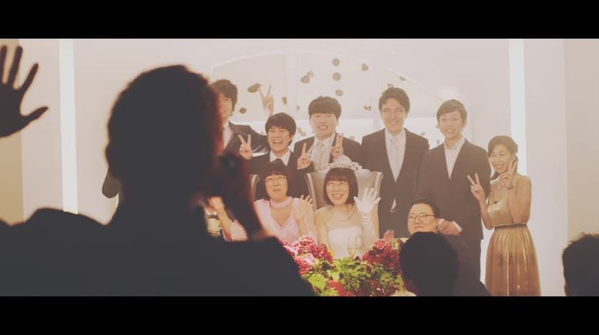 「Celebration」のMVに出演するASH&Dコーポレーション所属の芸人たち。