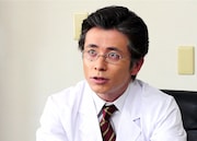 「第15回テレビ朝日新人シナリオ大賞ドラマ『少女のみる夢』」で病院の院長役を演じるオリエンタルラジオ藤森。(c)テレビ朝日