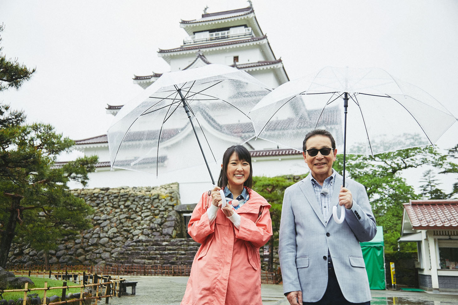 若松城を訪れたタモリと近江友里恵（NHKアナウンサー）。(c)NHK