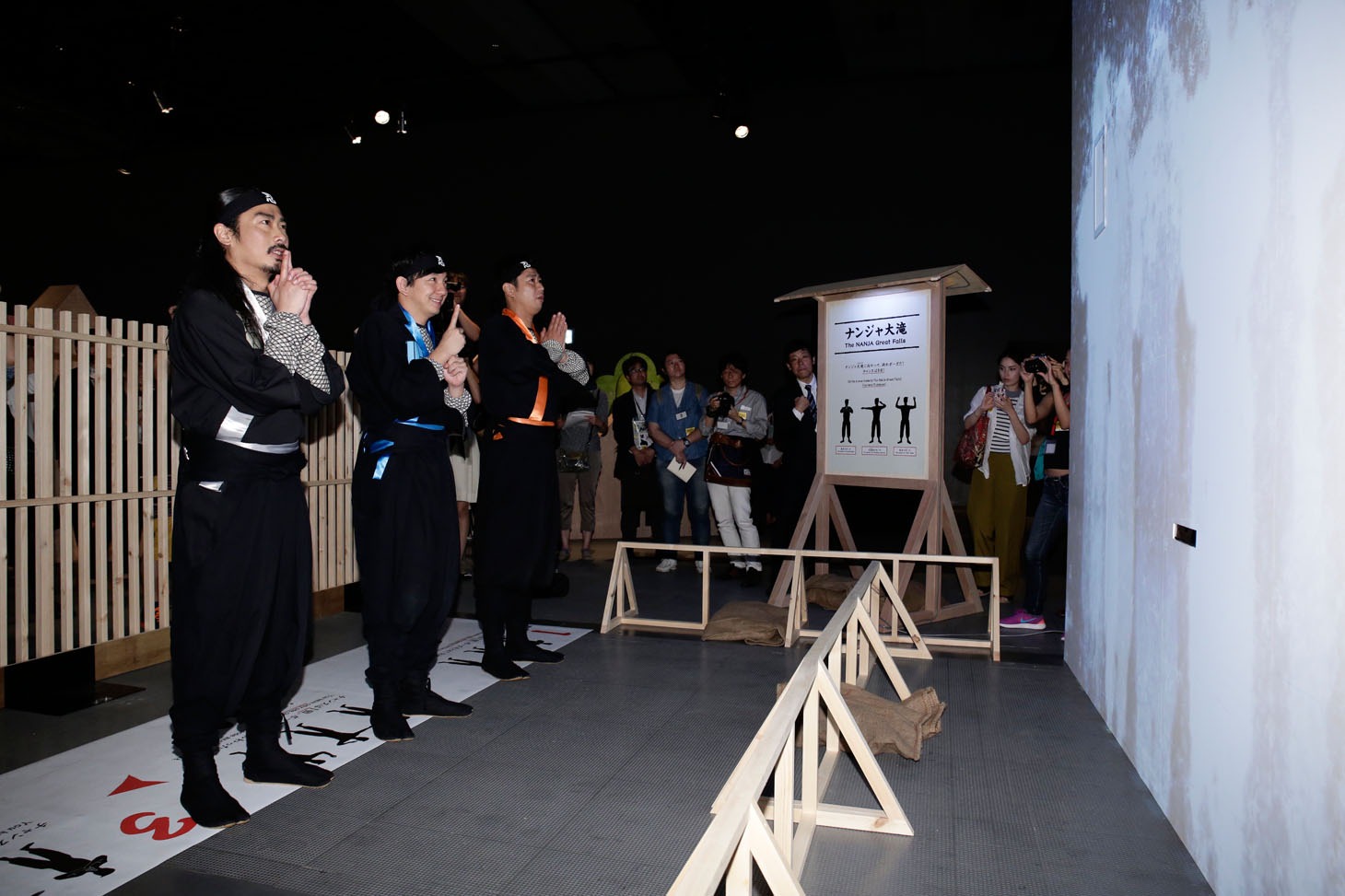 企画展「The NINJA-忍者ってナンジャ!?-」を体験するパンサー。