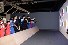 手裏剣打ちを体験するパンサー。