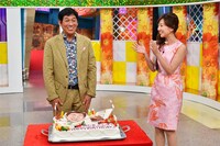 バースデーケーキのろうそくを吹き消すさんま。(c)MBS