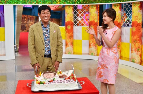 バースデーケーキのろうそくを吹き消すさんま。(c)MBS