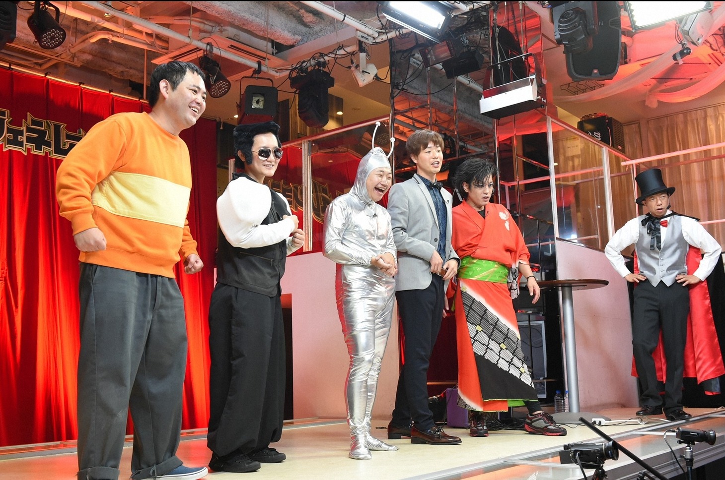 「有田ジェネレーション」に登場するオーディション参加芸人たちと、バイきんぐ小峠（右端）。(c)TBS