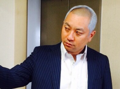 「ある添」に扮するレイザーラモンRG。