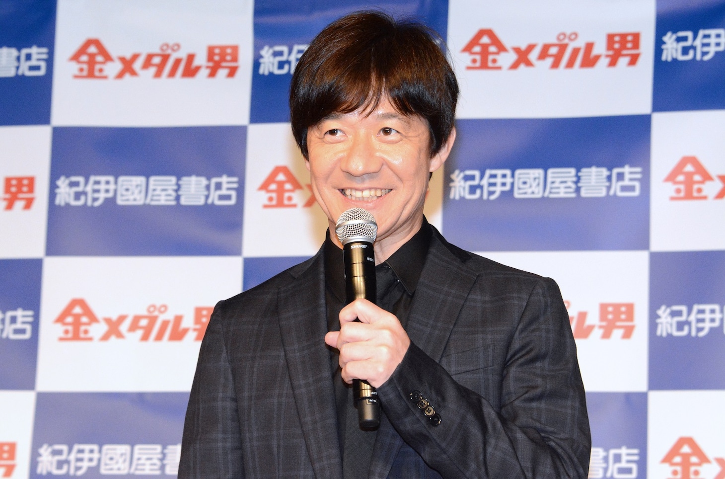トーク中の内村光良。
